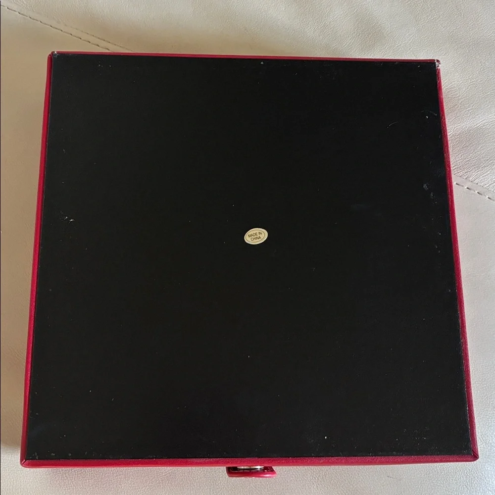 Red faux leather jewelry display box - Picture 4 of 4